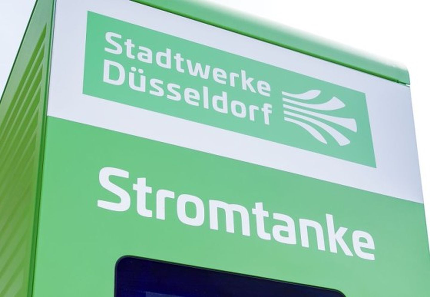 Eine Ladestation der Stadtwerke Düsseldorf inklusive Touchscreen zur Bedienung. © Stadtwerke Düsseldorf