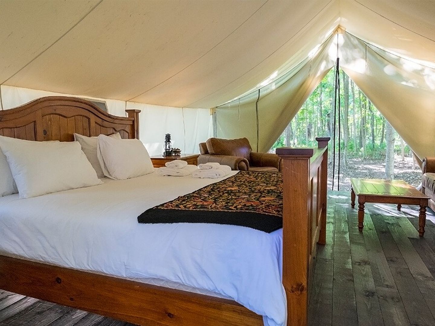 Mit einem Urlaub im Zweimannzelt hat Glamping nicht mehr viel zu tun. Glamper müssen weder auf ein normales Bett noch auf einen Ofen verzichten.