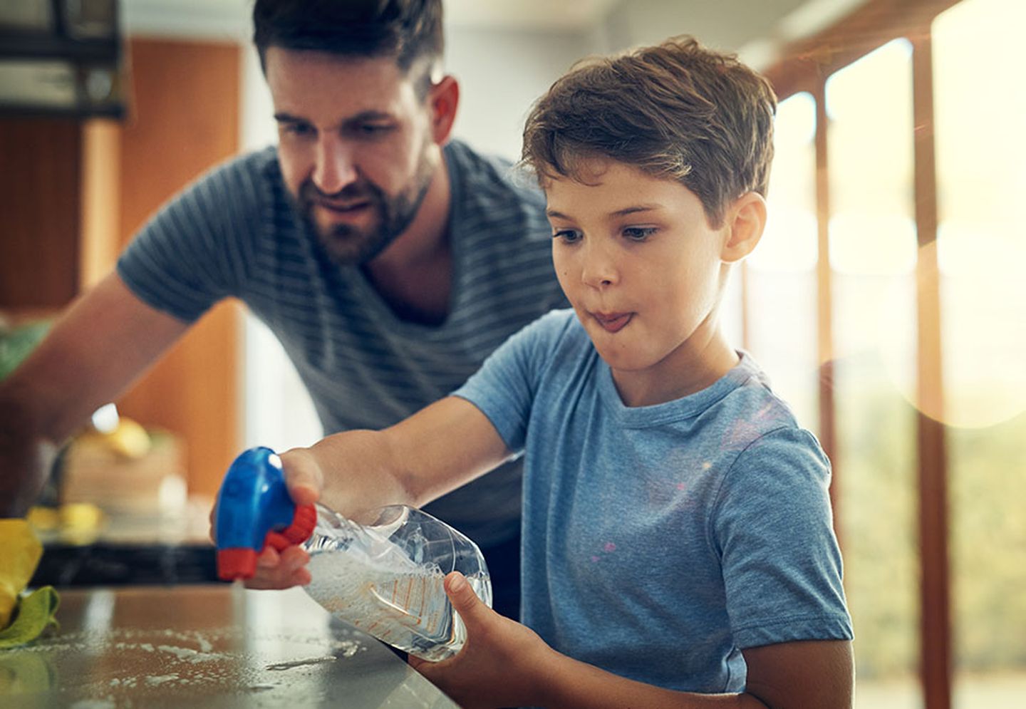 Lifehacks im Haushalt: Vater und Sohn reinigen die Küche.