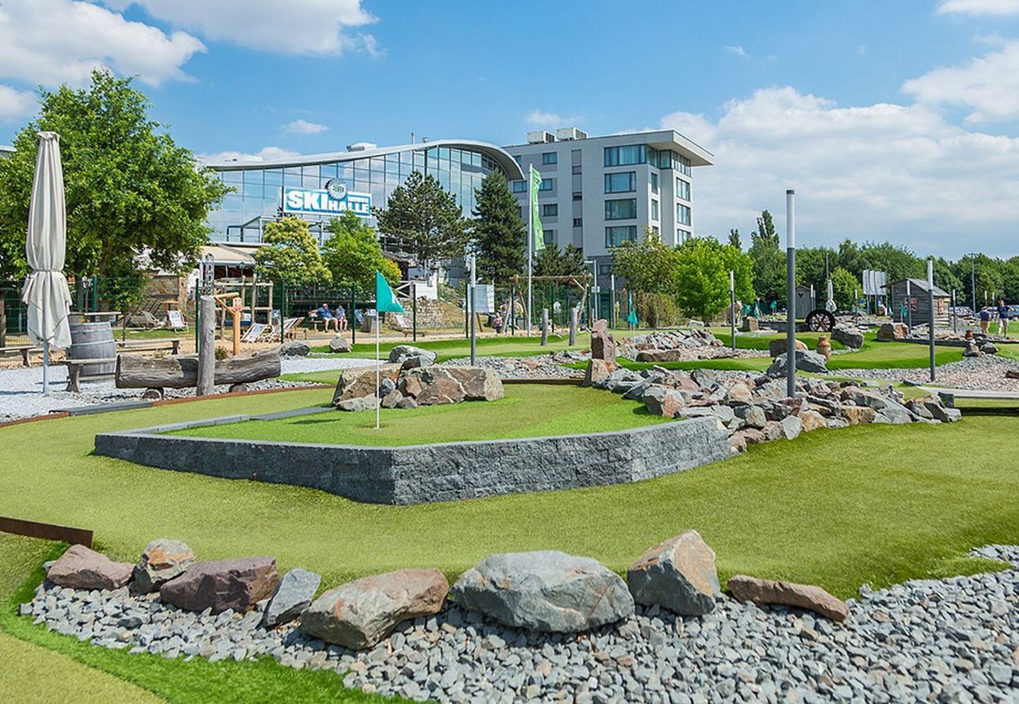 Blick auf Vorplatz und Fassade der Skihalle Neuss.