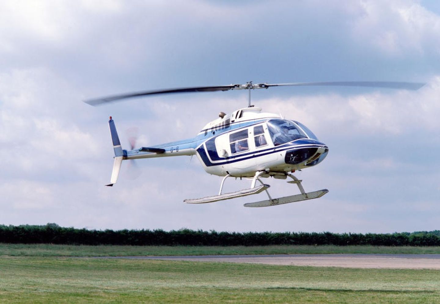 Ein Helikopter hebt von einem Feld aus ab.