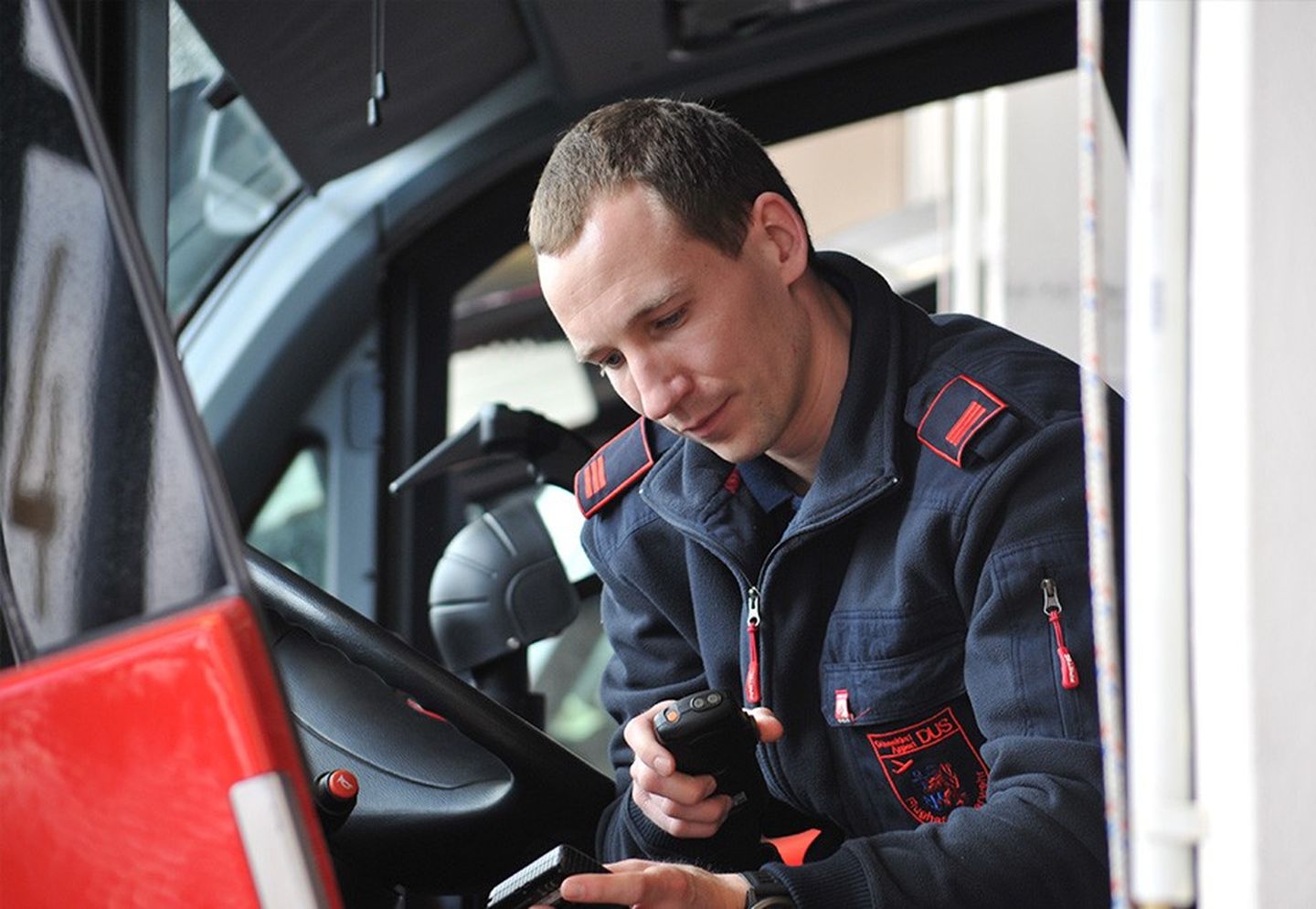 Brandmeister Mark Fehl im Cockpit eines „Panther“. Bevor das Fahrzeug auf das Vorfeld fahren kann, muss die Flugsicherung per Funk ihr O. K. geben. Sonst darf auch die Feuerwehr nicht fahren.