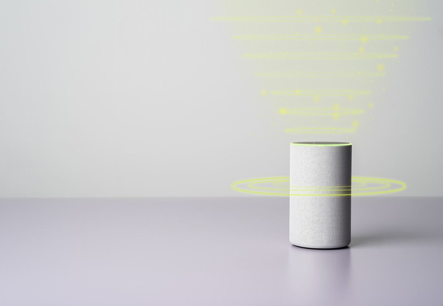Ein Lautsprecher mit aktivem Sprachassistenten leuchtet auf. 