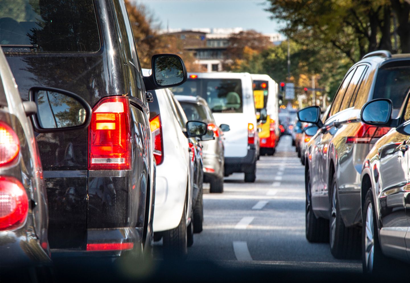 Autoverkehr auf einer vielbefahrenen Straße in Düsseldorf