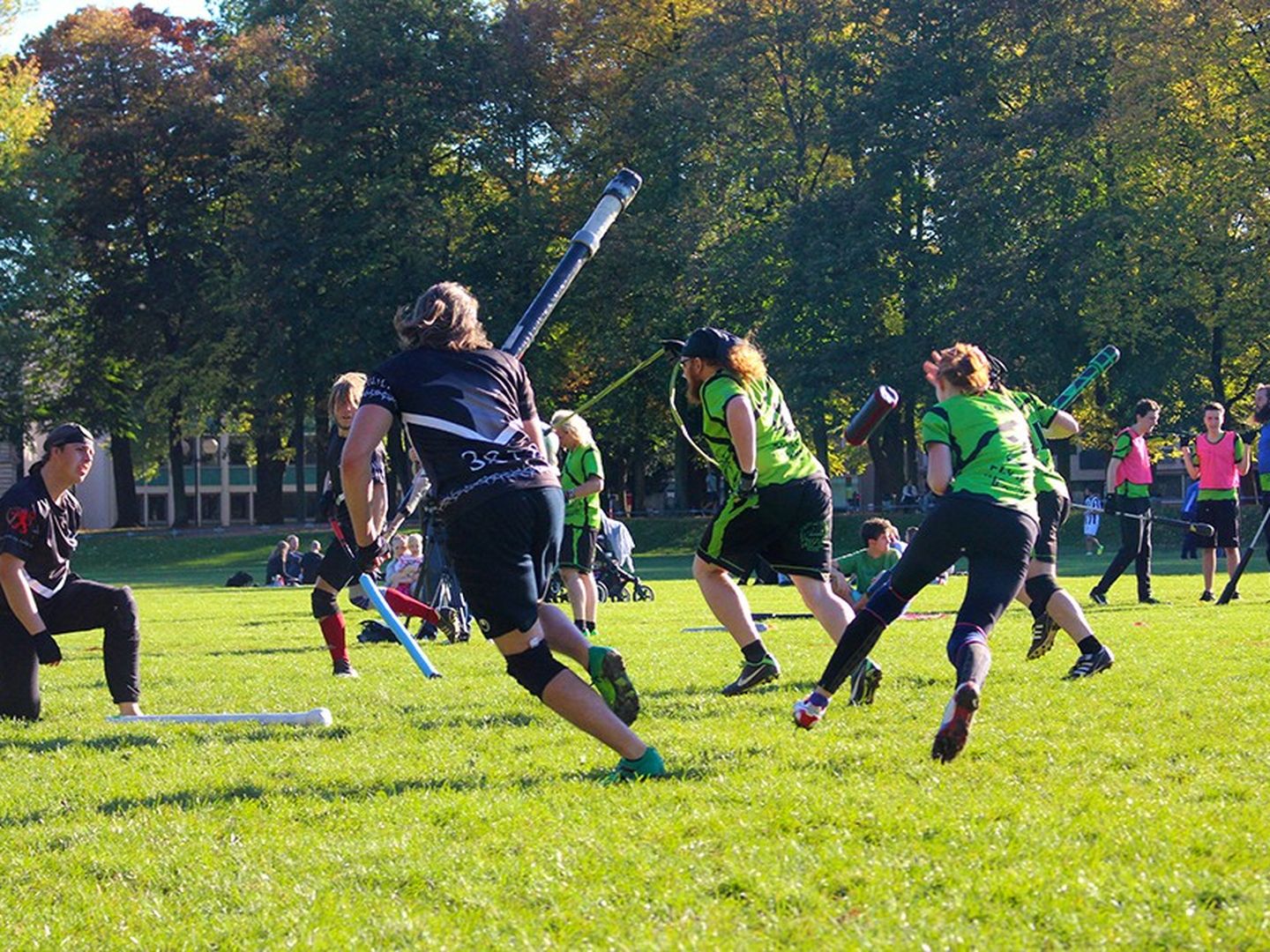 Team Grün kämpft während eines Jugger-Spiels gegen Team Schwarz.