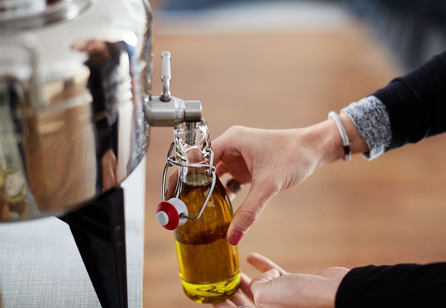 Einfach nur Öl. Keine unnötigen Verpackungen, kein Schnickschnack. Und Sie kaufen nur so viel, wie Sie wirklich benötigen.