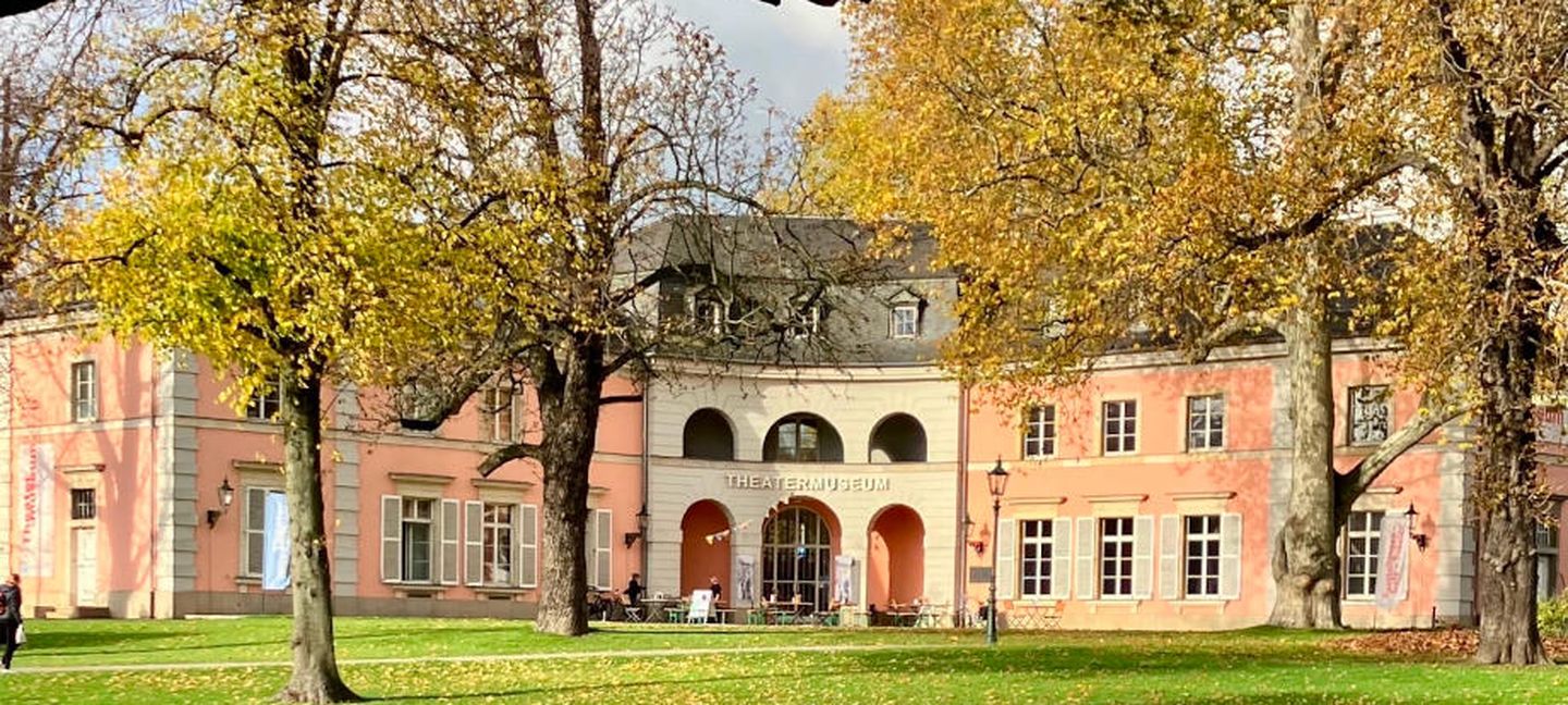 Blick vom Hofgarten auf das Theatermuseum in Düsseldorf Pempelfort. © Stadtwerke Düsseldorf