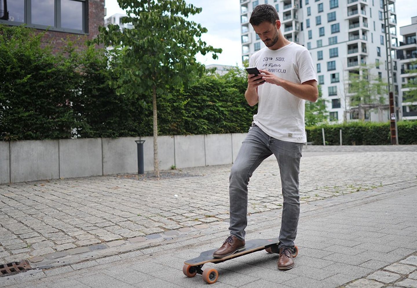 Die Orientierung verloren oder doch mit dem Longboard falsch abgebogen? Kein Problem – ein Klick reicht aus und das Smartphone hilft weiter. Besser und schneller als alte Faltkarten es je hätten machen können. 