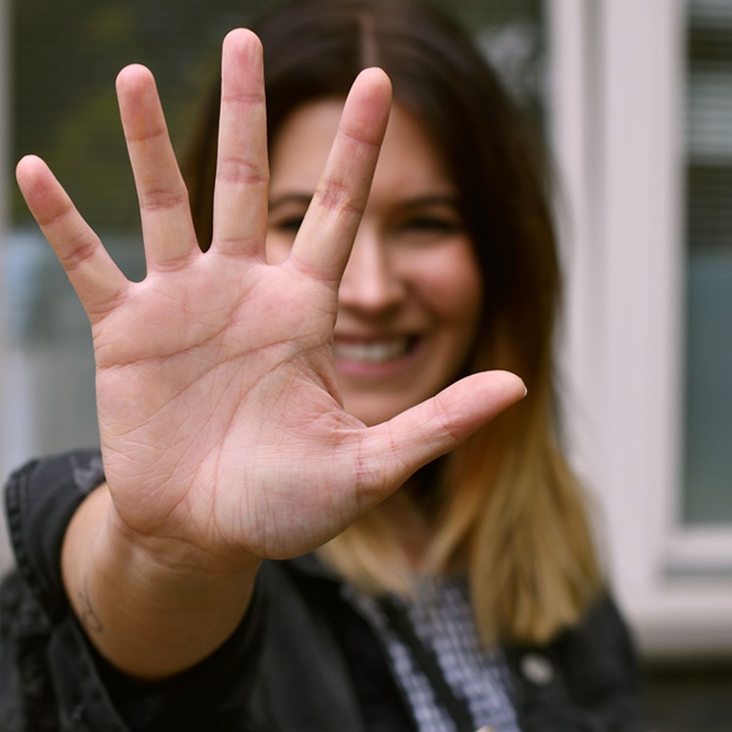 Jennifer Schleich (www.jestil.de) hält ihre fünf Finger in die Kamera