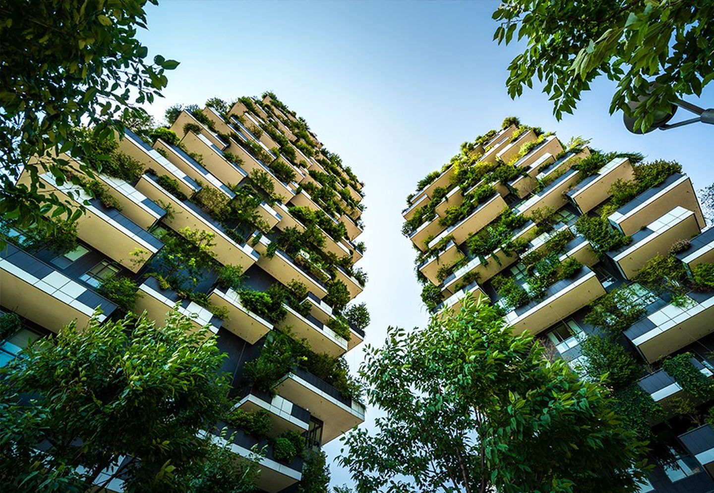 Außenaufnahme der begrünten Hochhausfassade der Bosco Verticale vor blauem Himmel.