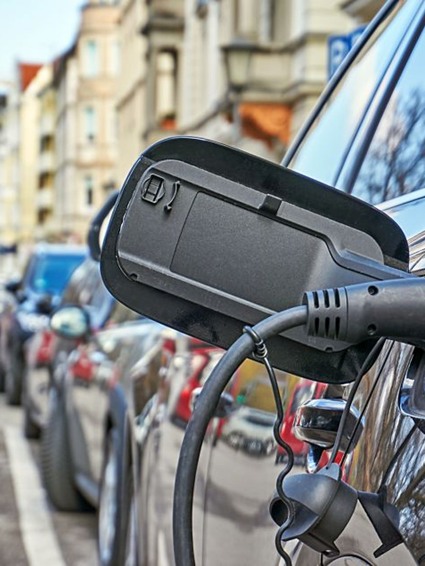 Ein geparktes E-Auto wird geladen. © Tomekbudujedomek / Moment via Getty Images 