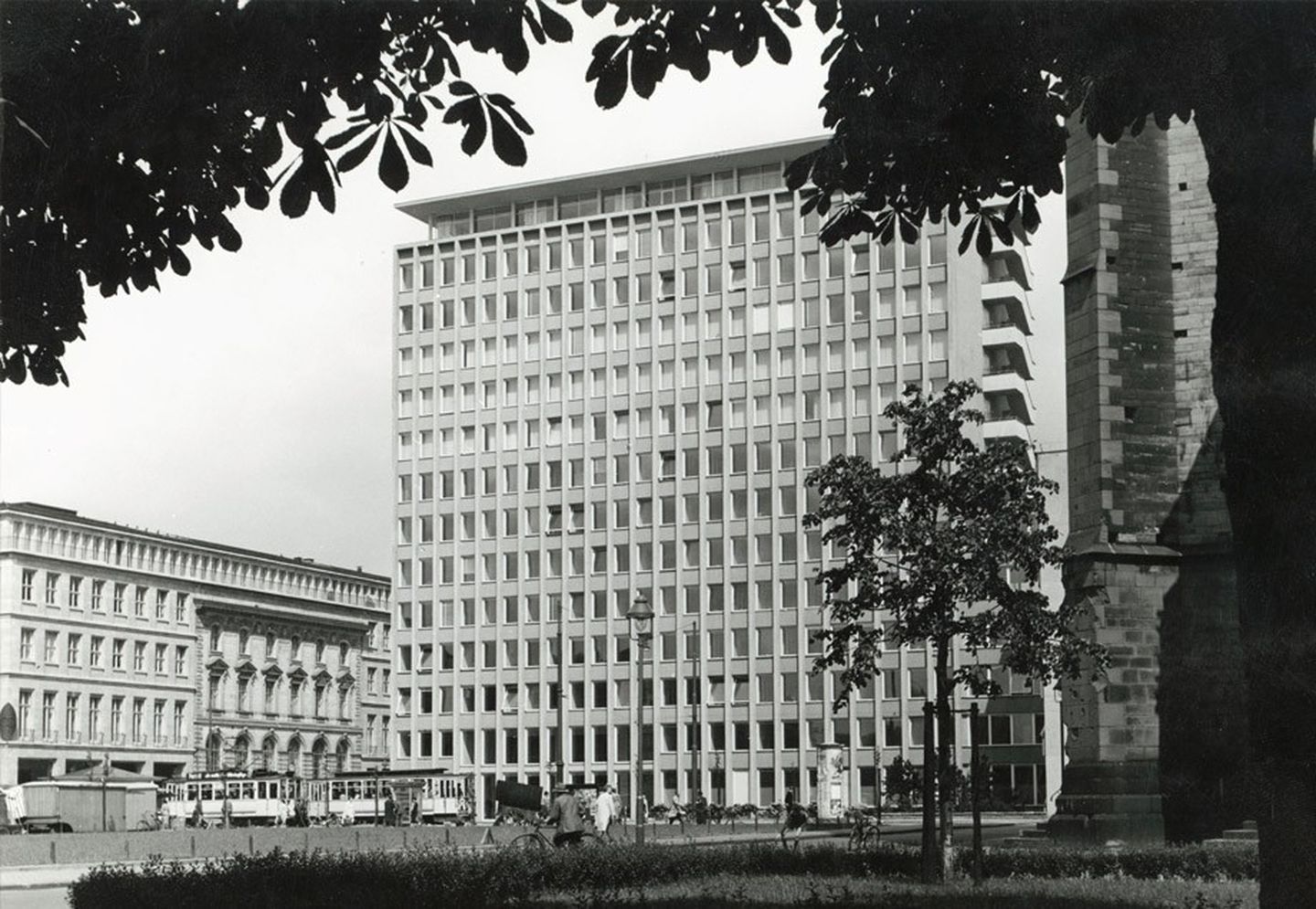 Schwarz-Weiß-Aufnahme von Bauarbeiten an einer Bank am Fürstenwall aus dem Jahr 1950 Stadtarchiv Düsseldorf