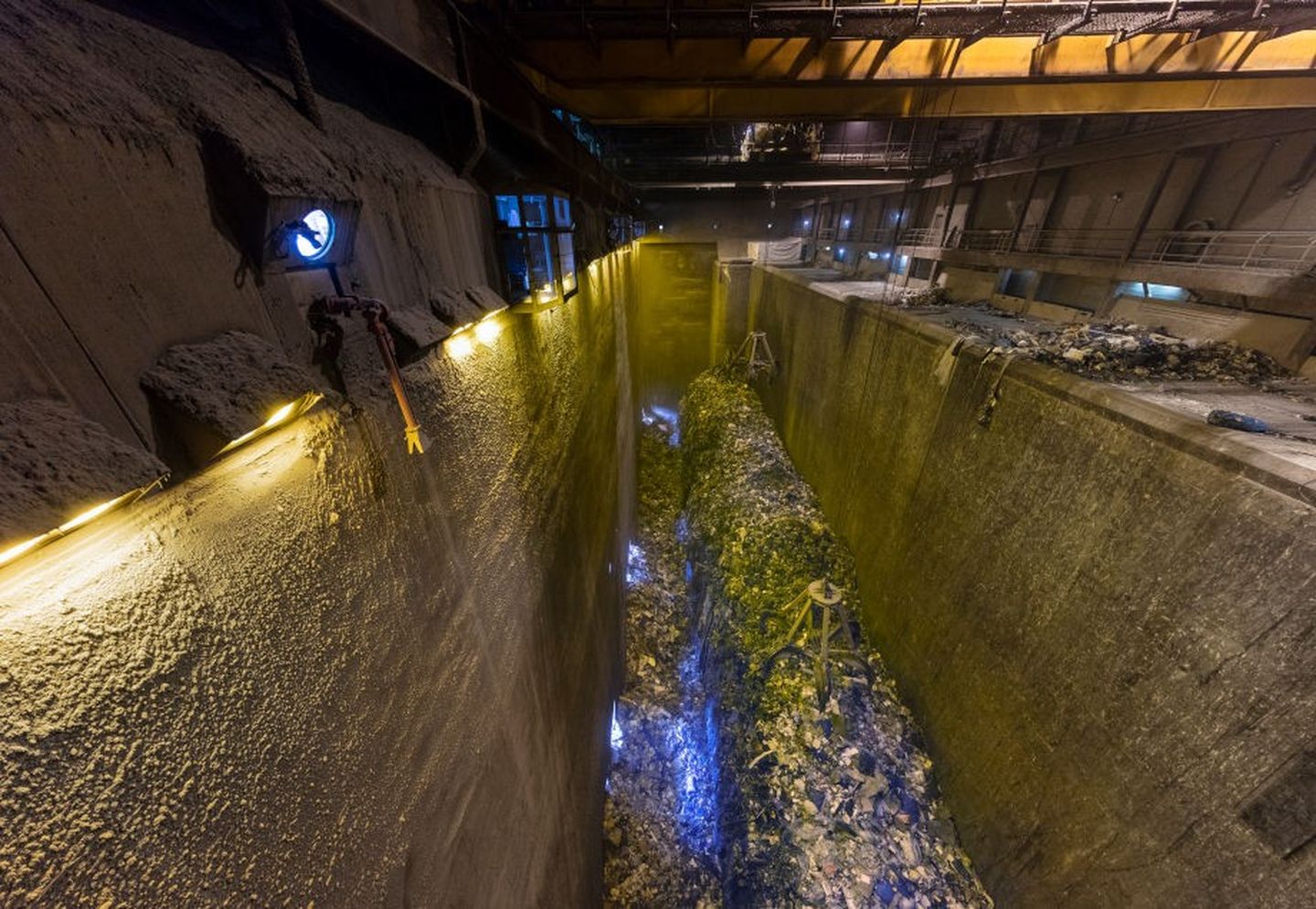 Müllbunker im Inneren der Müllverbrennungsanlage Flingern