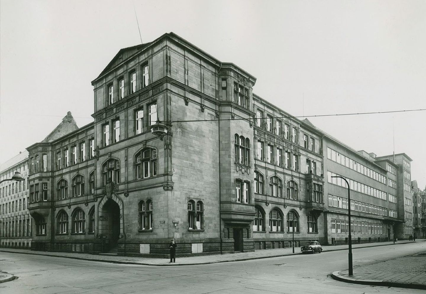 Schwarz-Weiß-Aufnahme des ehemaligen Hauptsitzes der Stadtwerke Düsseldorf in Friedrichstadt Anfang der 50er-Jahre Stadtarchiv Düsseldorf