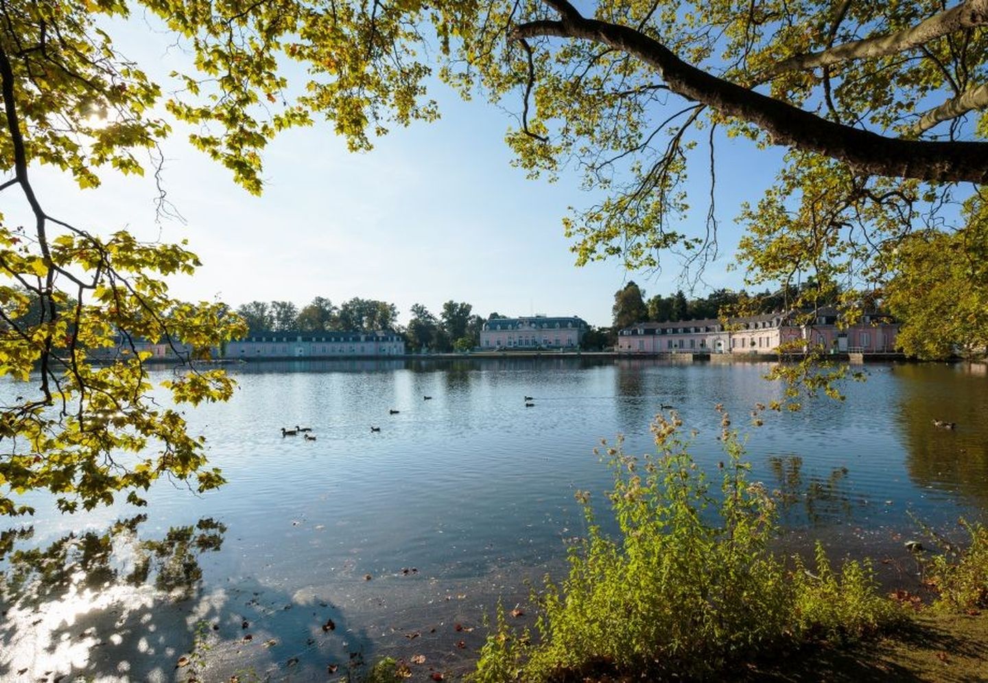 Eine atmosphärische Aufnahme von Schloss Benrath in Düsseldorf