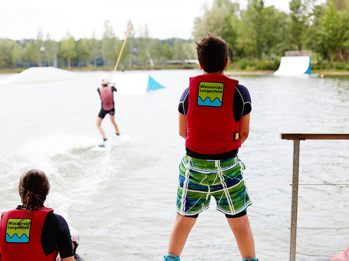 Menschen, die in Langenfeld Spaß beim Wasserski haben.