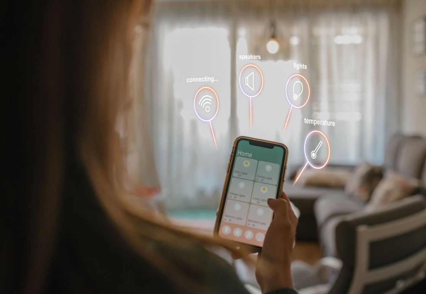 Eine Frau bedient Smart Home-Geräte per App auf dem Smartphone