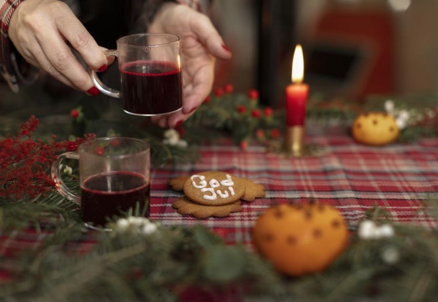 Weihnachten in anderen Ländern: Frau hat Glühwein in der Hand 