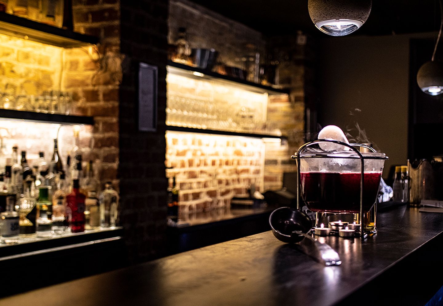 Feuerzangenbowle angerichtet auf der Bar der Spoerl Fabrik