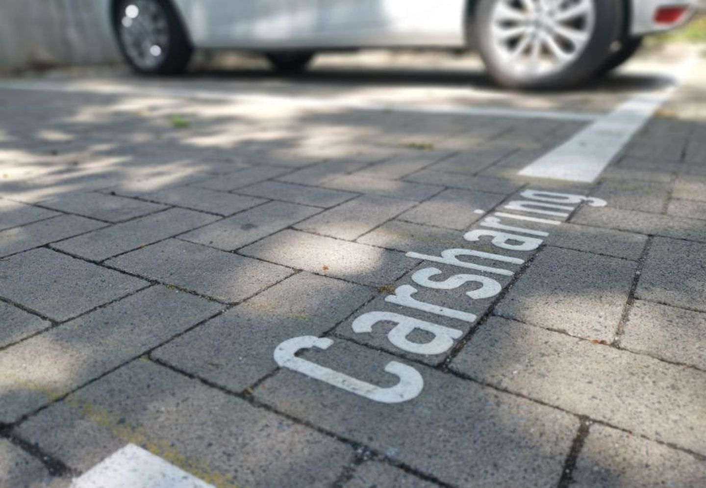 Ein E-Auto steht an einer Carsharing-Station in Düsseldorf.