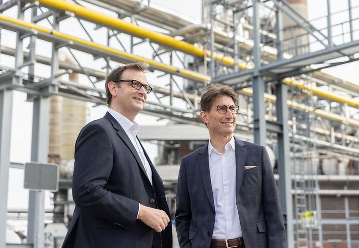 Julien Mounier, Mitglied des Vorstands der Stadtwerke Düsseldorf, und Dr. Daniel Kleine, Henkel President Germany. 