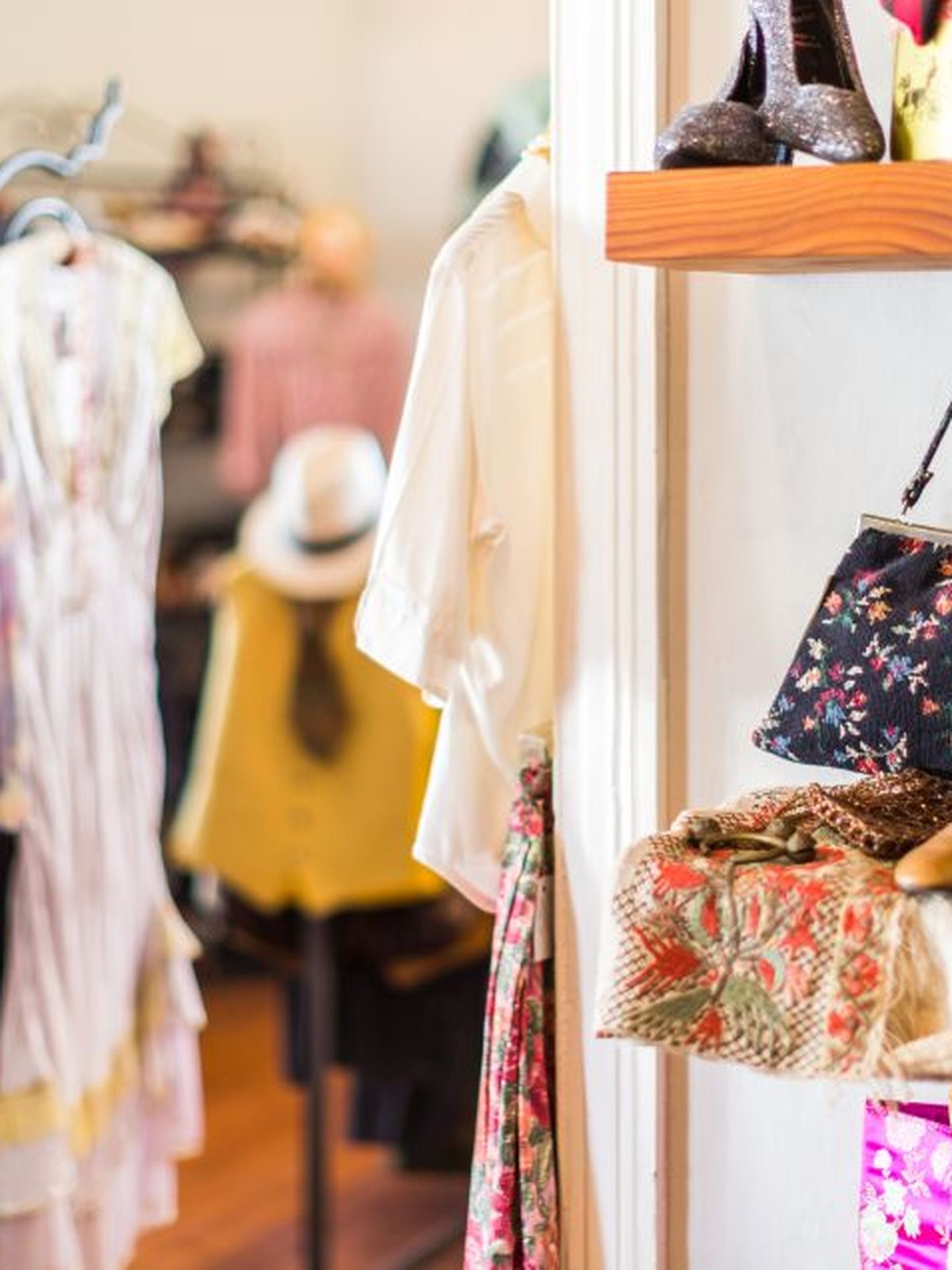 Second Hand-Mode und -Accessoires in einem Vintage-Laden © Alistair Berg / DigitalVision via Getty Images