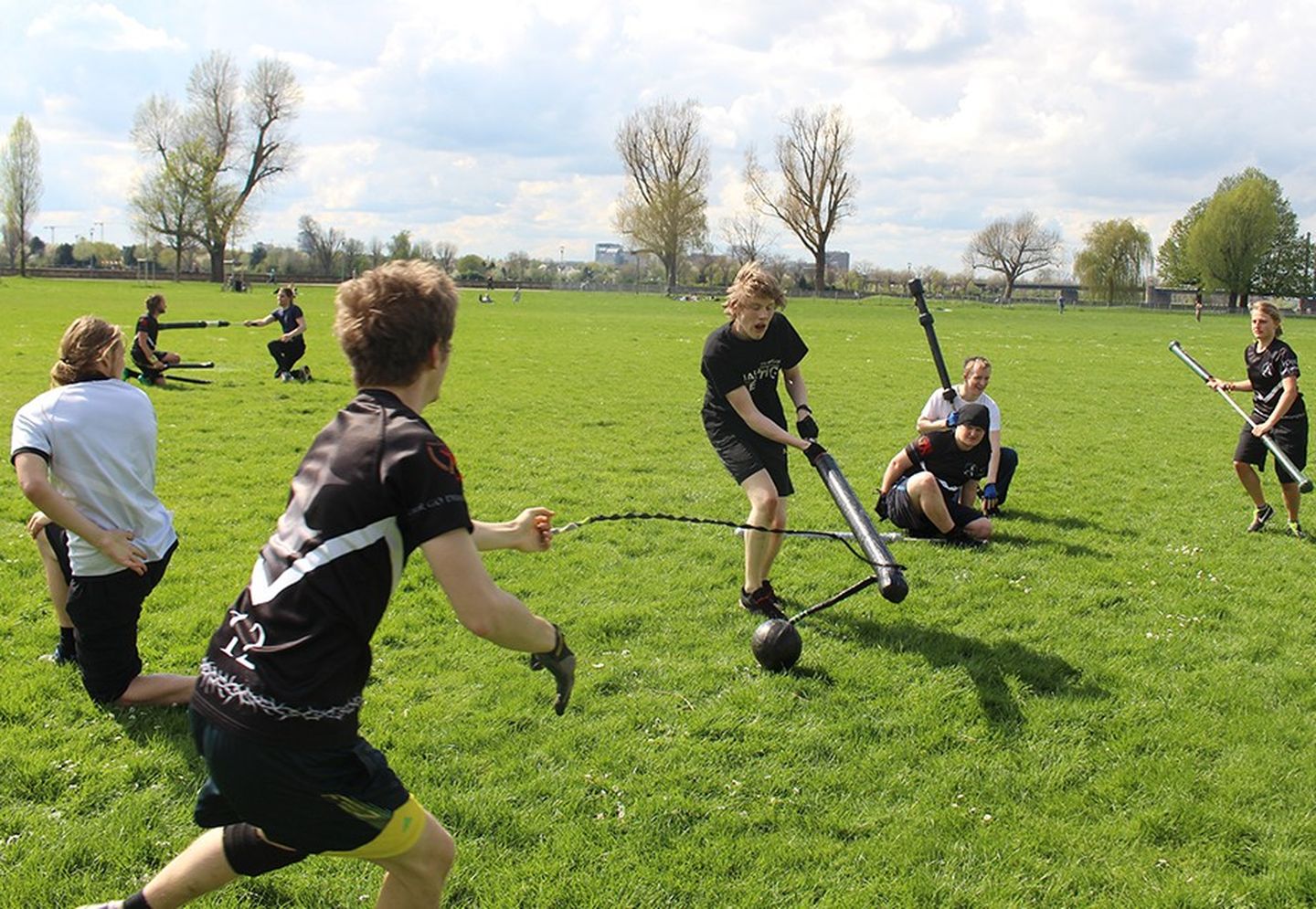 Jugger bekämpfen sich während eines Spiels.