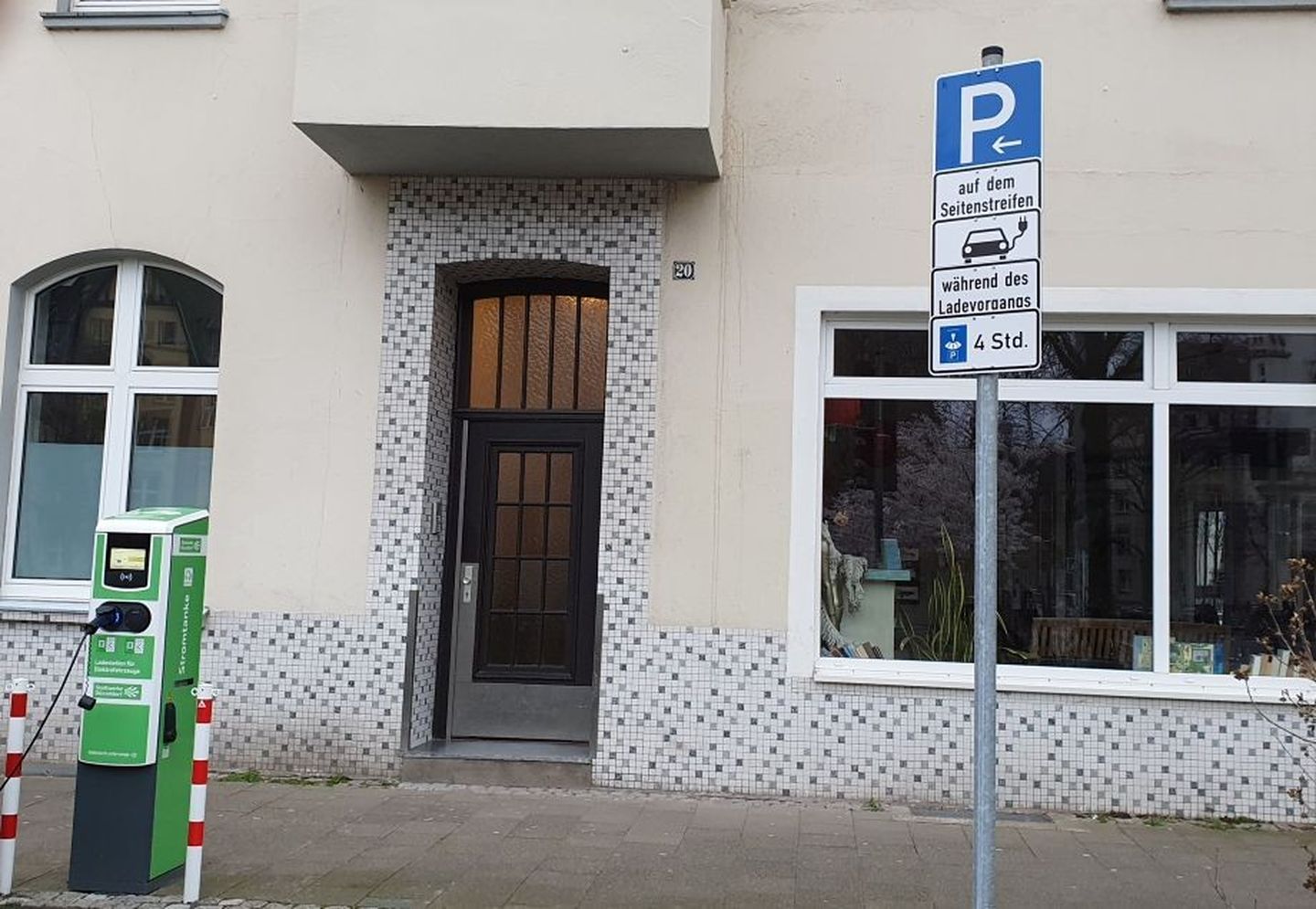 Verkehrsschilder weisen auf einen Parkplatz für E-Autos hin.