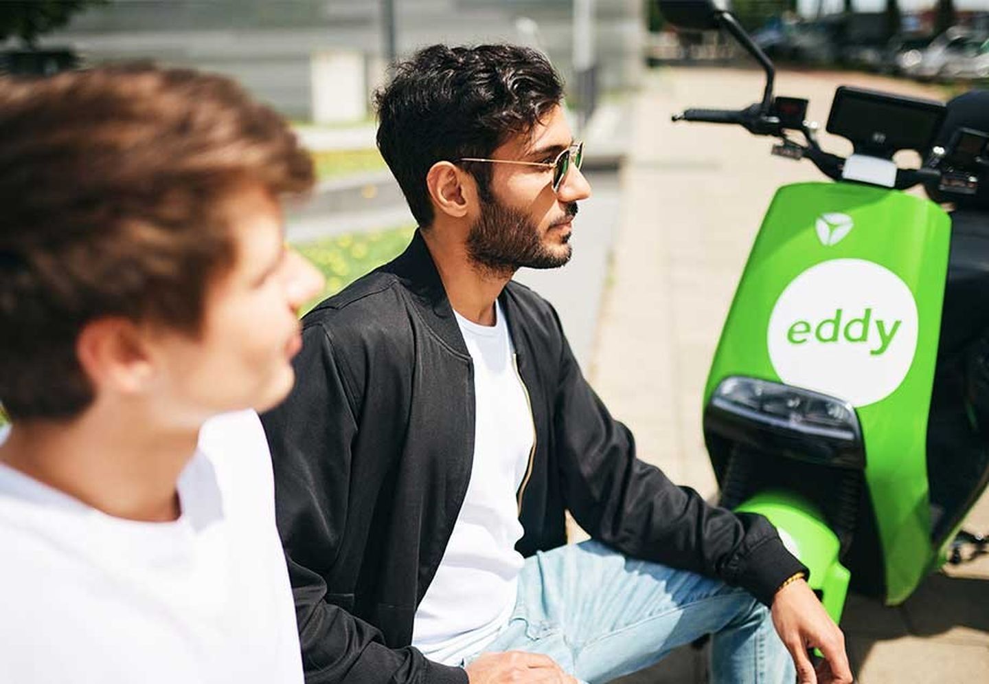 Zwei Männer vor einem E-Roller der Stadtwerke Düsseldorf
