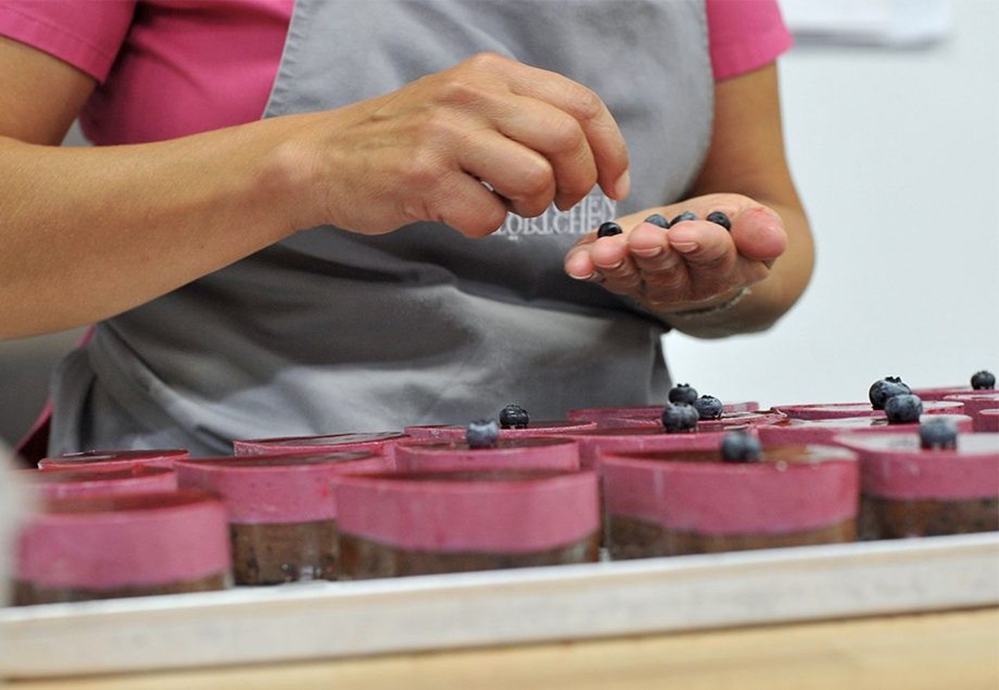 Handwerk heißt auch, dass jede Beere mit Fingerspitzengefühl platziert wird.