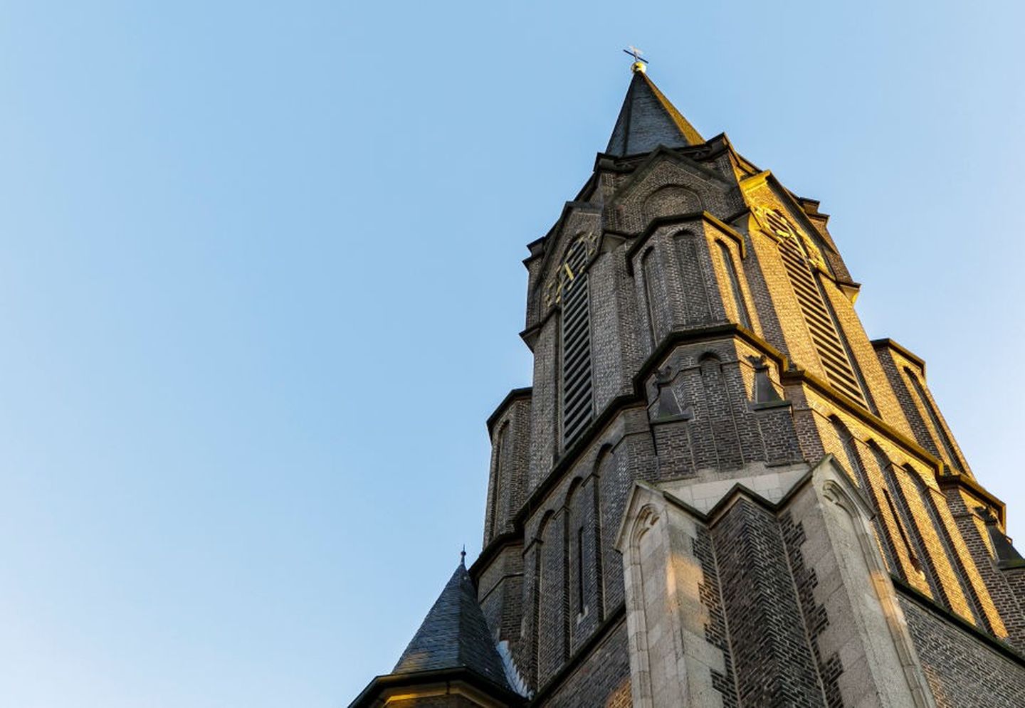 Die St. Josef-Kirche mitten in Düsseldorf Oberbilk