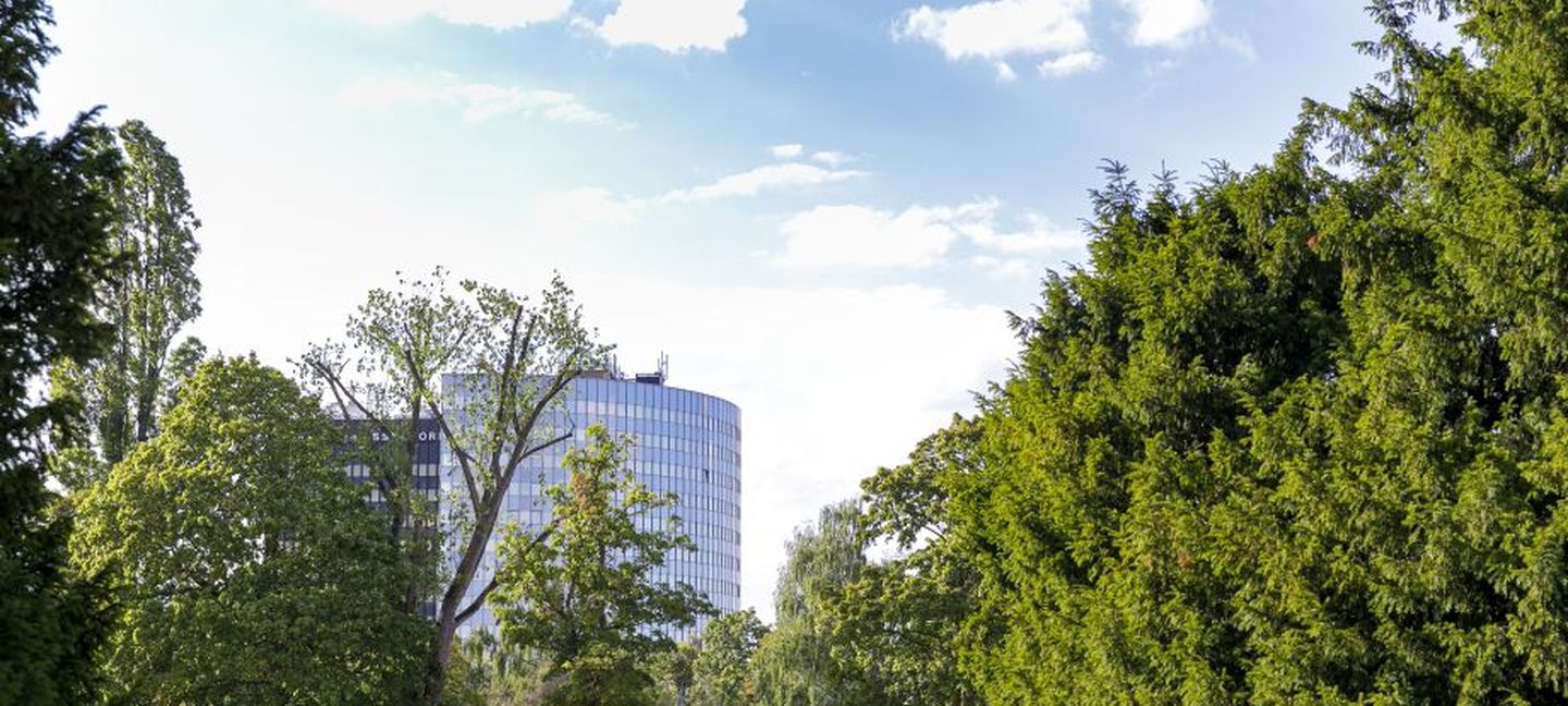 Blick vom Nordpark auf ein Gebäude der Düsseldorfer Messe © Ulrik Eichentopf