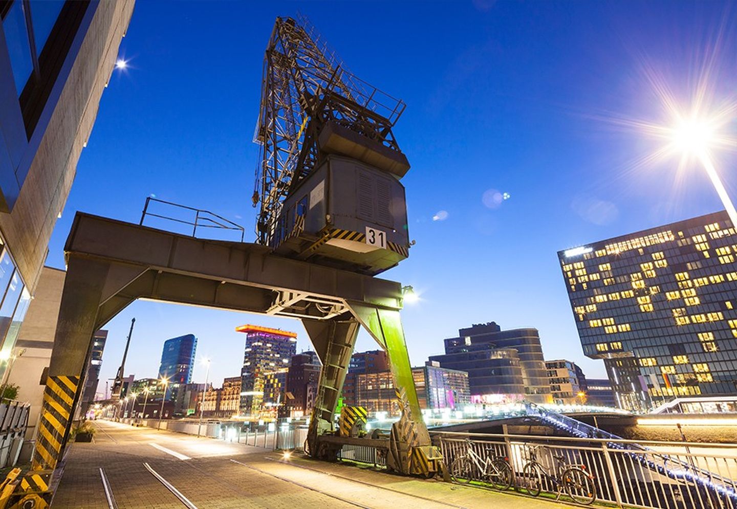 Verschiedene Lichtquellen erleuchten den Düsseldorfer Medienhafen.
