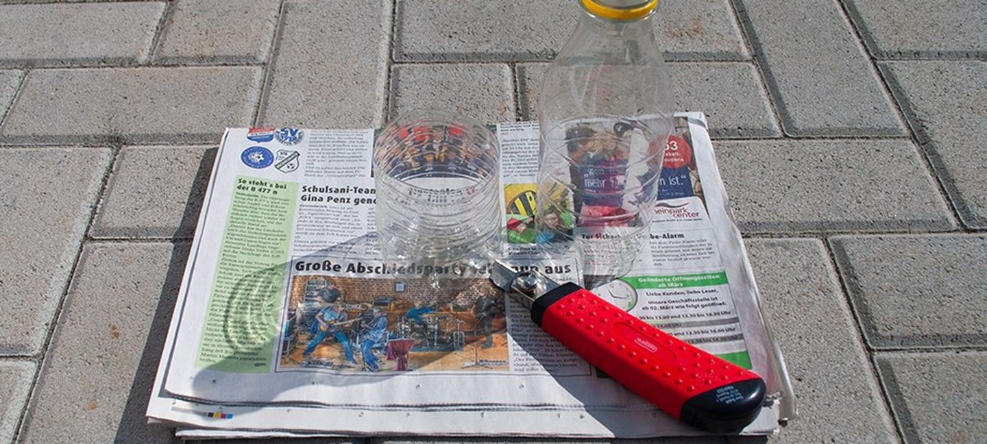 Das Upcycling der Plastikflasche beginnt mit dem Abtrennen des unteren Flaschenteils.