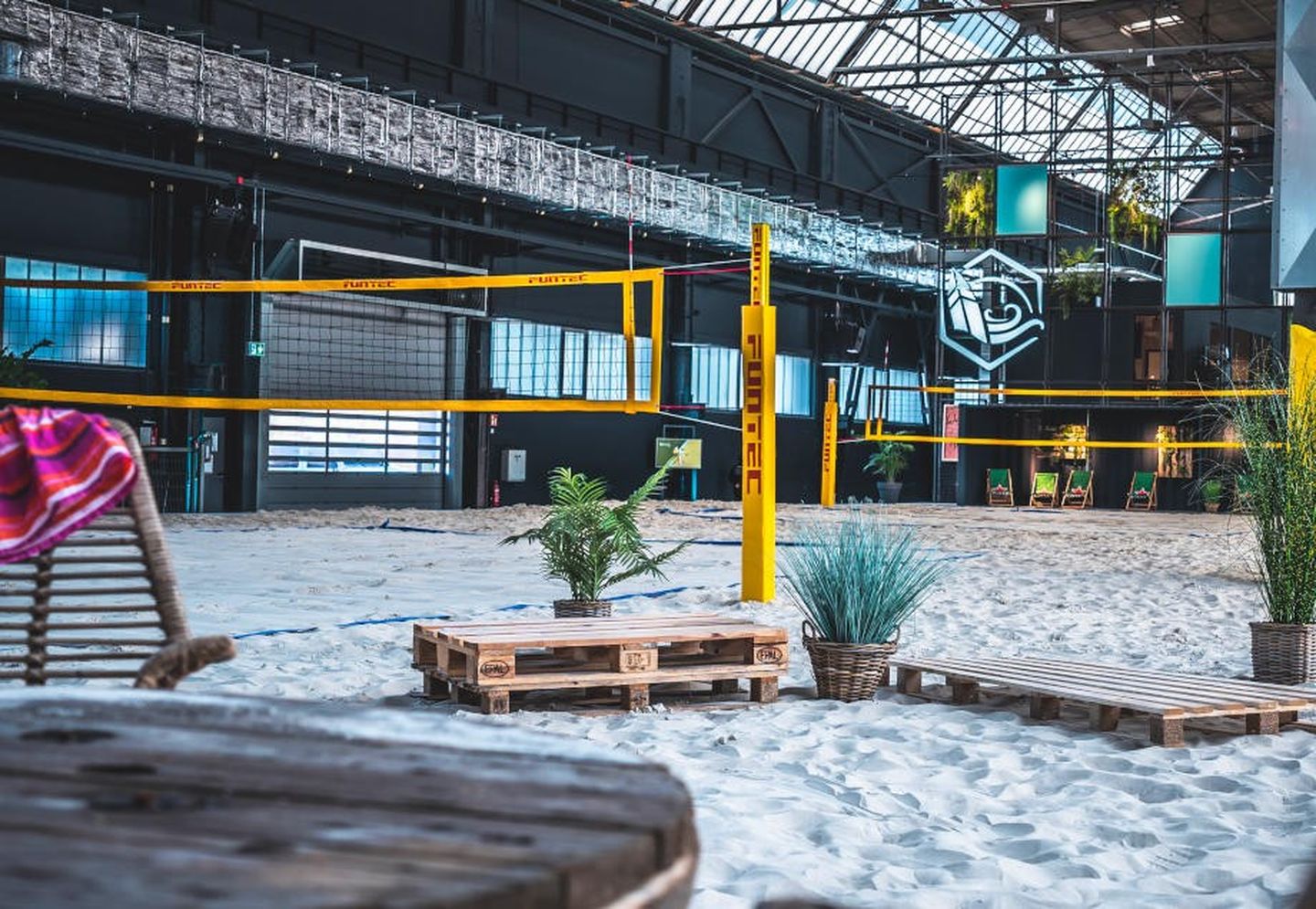 Indoor-Plätze im RheinRiff für Beachvolleyball. 