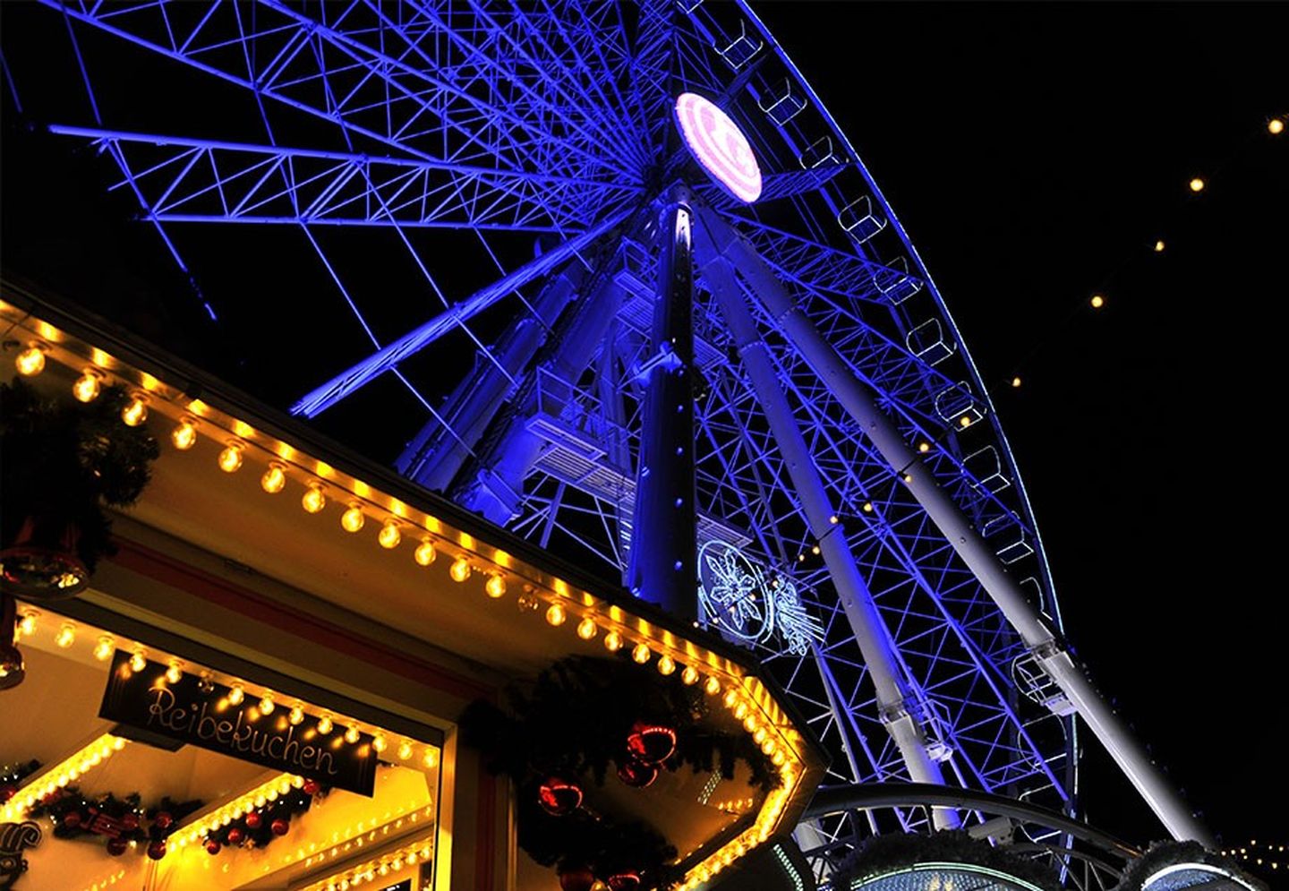 Das Wheel of Vision der Düsseldorfer Firma Bruch am Burgplatz.