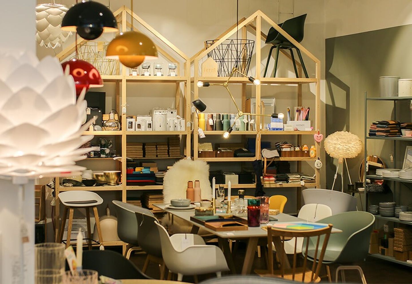 Ein gemütliches Ambiente in Kombination mit tollen Designer-Stücken laden im Homestory zum Verweilen ein.