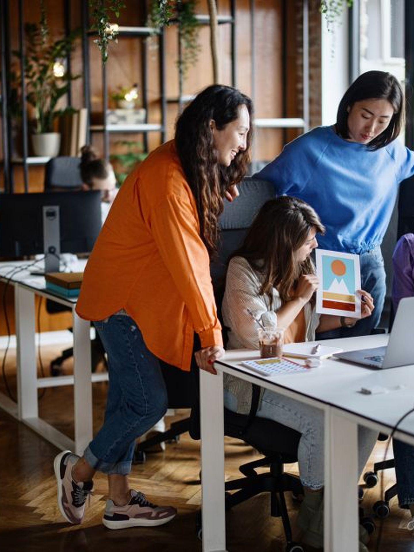 Kolleginnen besprechen den Entwurf eines neuen Projekts im Büro. © Anchiy / E+ via Getty Images