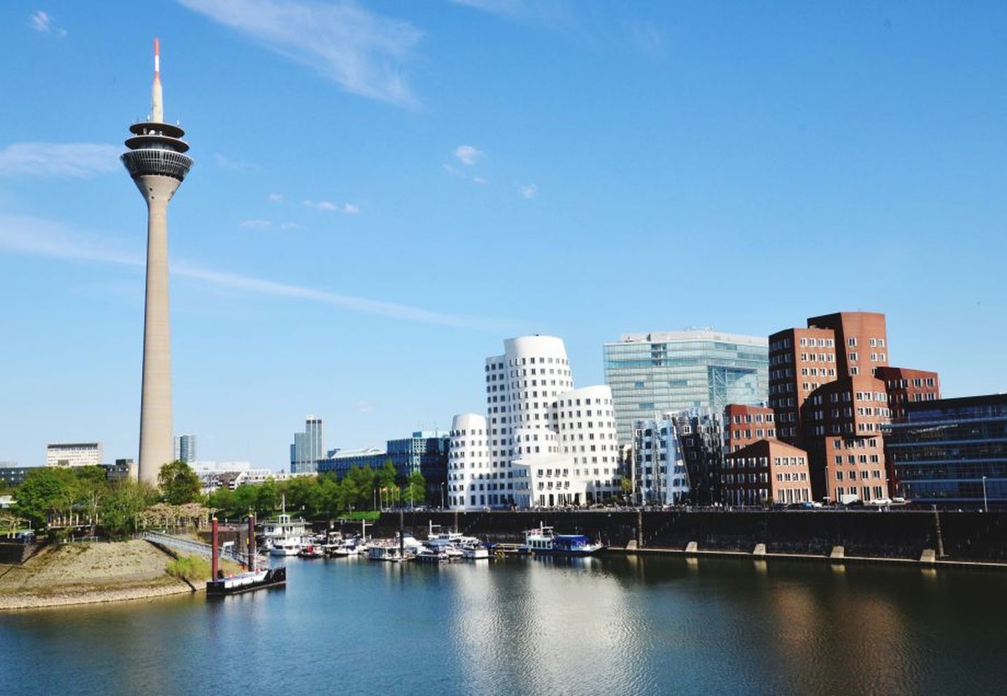 Aufnahme der Stadt Düsseldorf zeigt den Medienhafen als beliebten Ort für diverse Freizeitaktivitäten. © Andreas Hüpperling / EyeEm via Getty Images