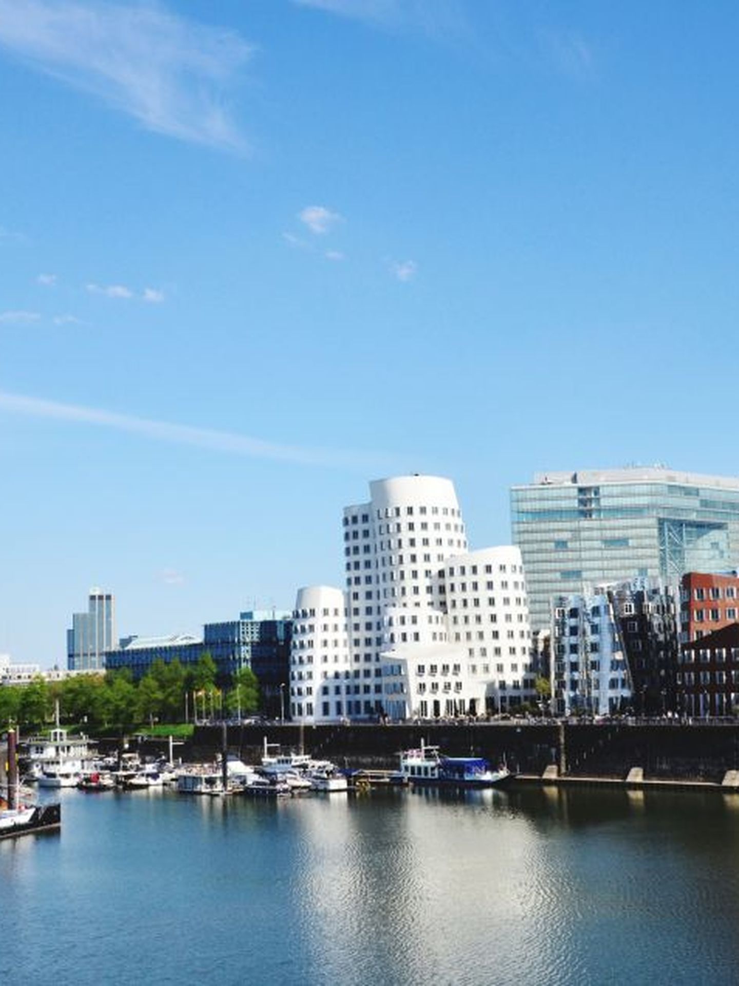 Aufnahme der Stadt Düsseldorf zeigt den Medienhafen als beliebten Ort für diverse Freizeitaktivitäten. © Andreas Hüpperling / EyeEm via Getty Images
