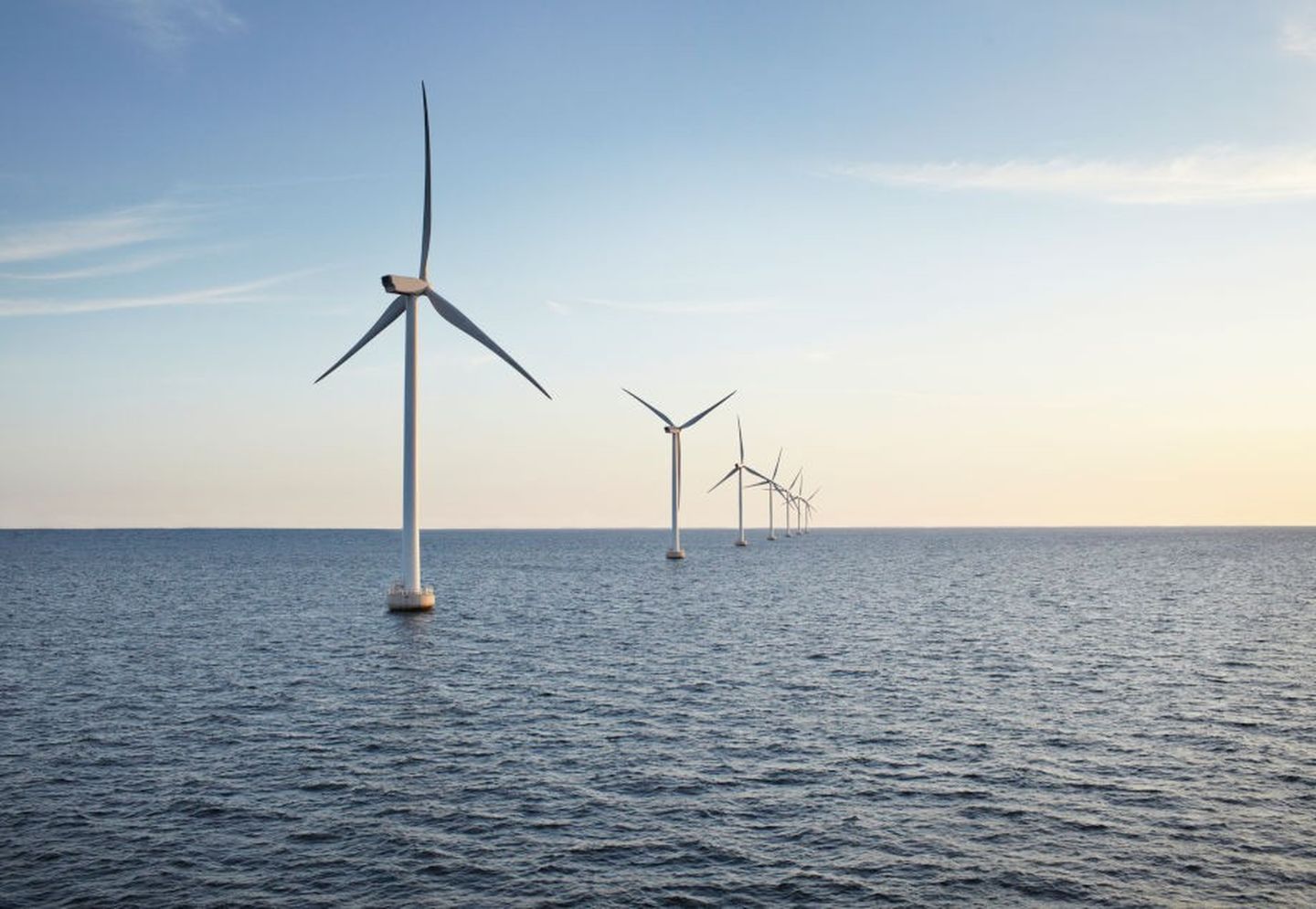 Ein Offshore-Windpark bei Sonnenuntergang © Klaus Vedfelt / DigitalVision via Getty Images 