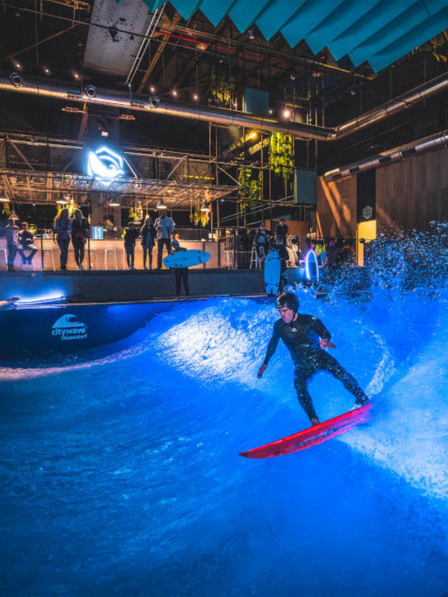Ein erfahrener Surfer reitet auf einer Welle im Wavepool des RheinRriffs. © RheinRiff