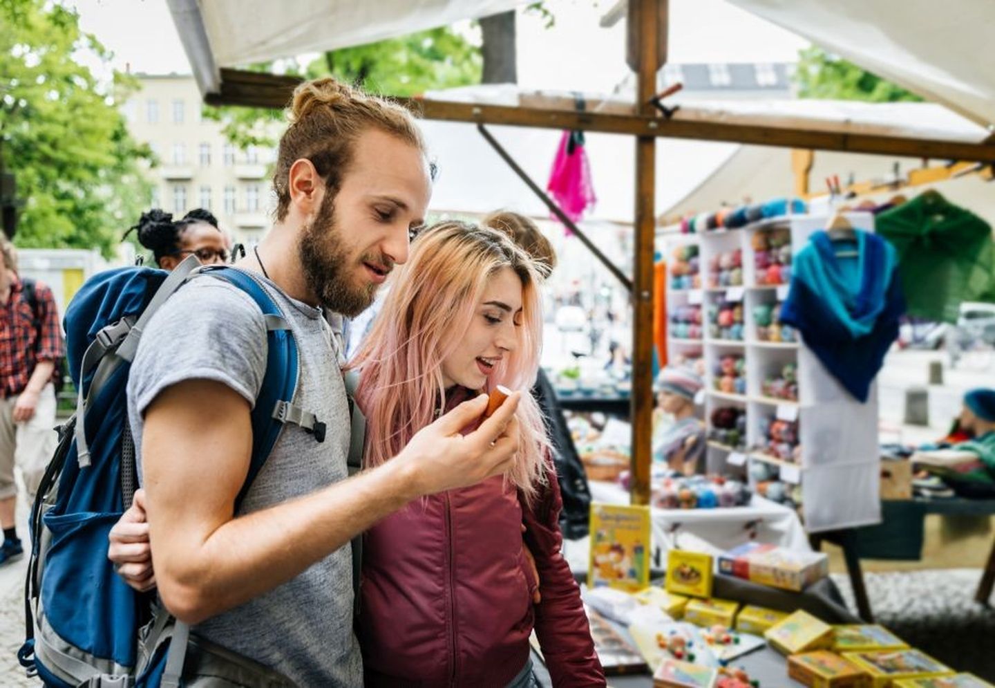 Sanfter Tourismus: Backpacker-Paar schaut sich Souvenirs auf einem Markt an.