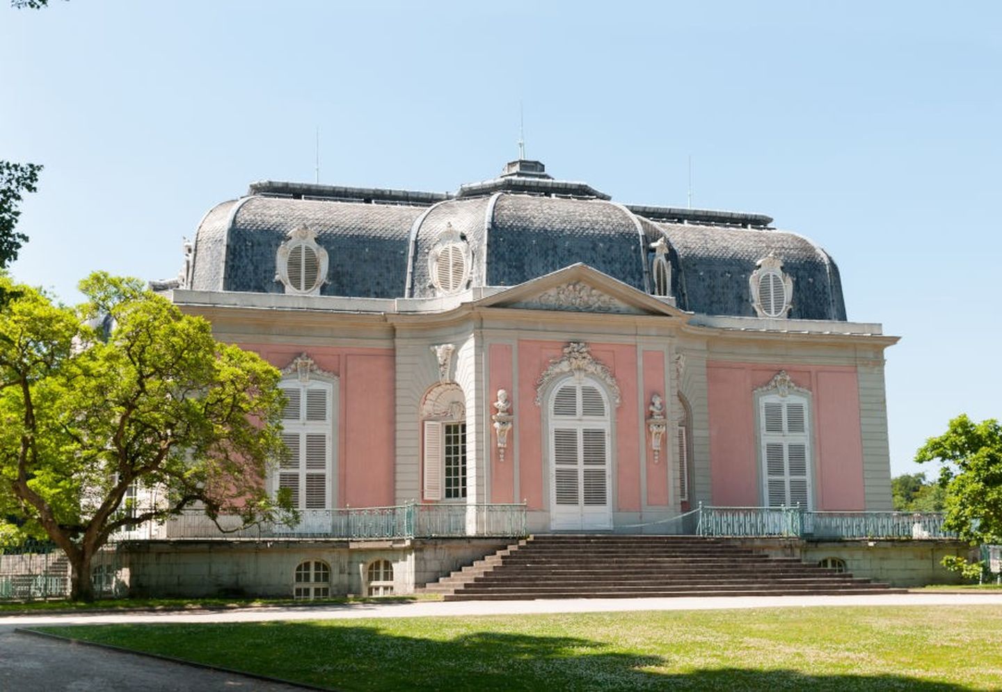 Schloss Benrath in Düsseldorf bei strahlendem Sonnenschein