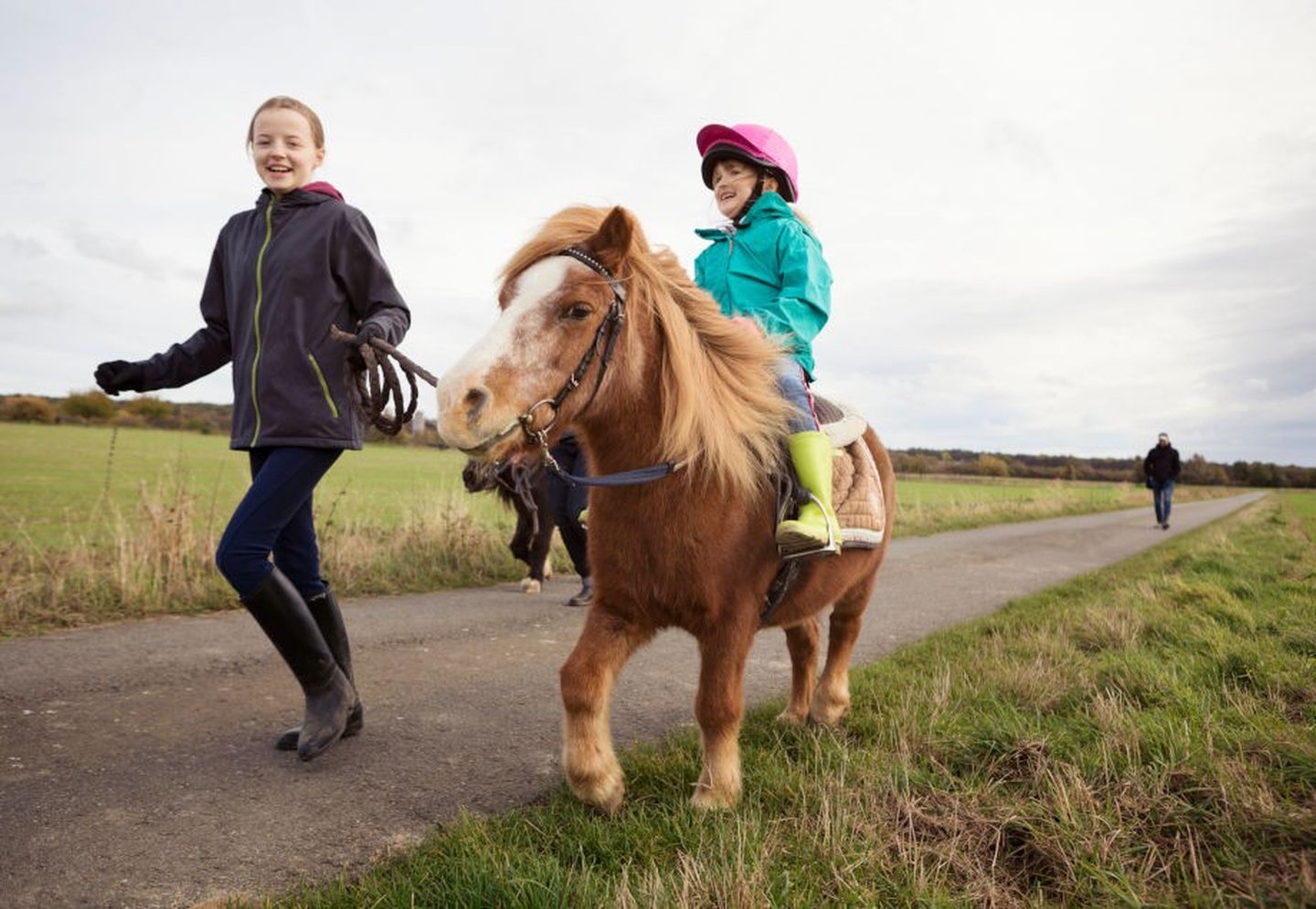 Kleines Mädchen reitet auf einem Pony. 