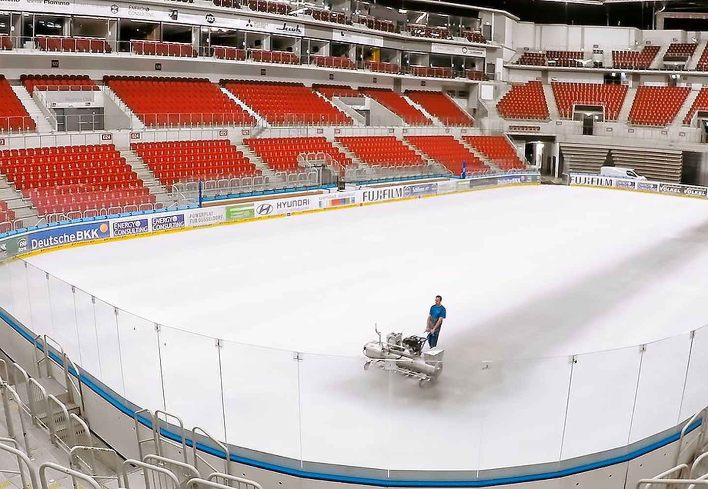 Der sogenannte „Whiteman“ im Einsatz: Mithilfe dieser Maschine wird Kreide auf die Eisfläche gesprüht und verteilt.