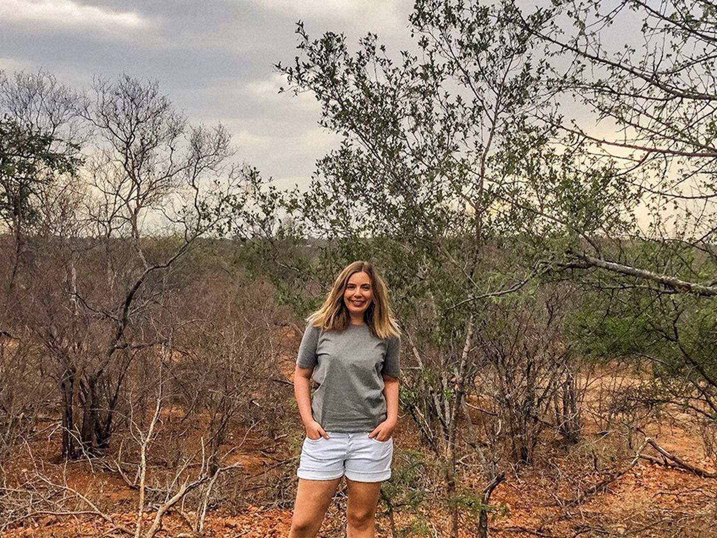 Katharina Bansemer trägt wasserabweisendes T-Shirt während ihrer Afrikareise