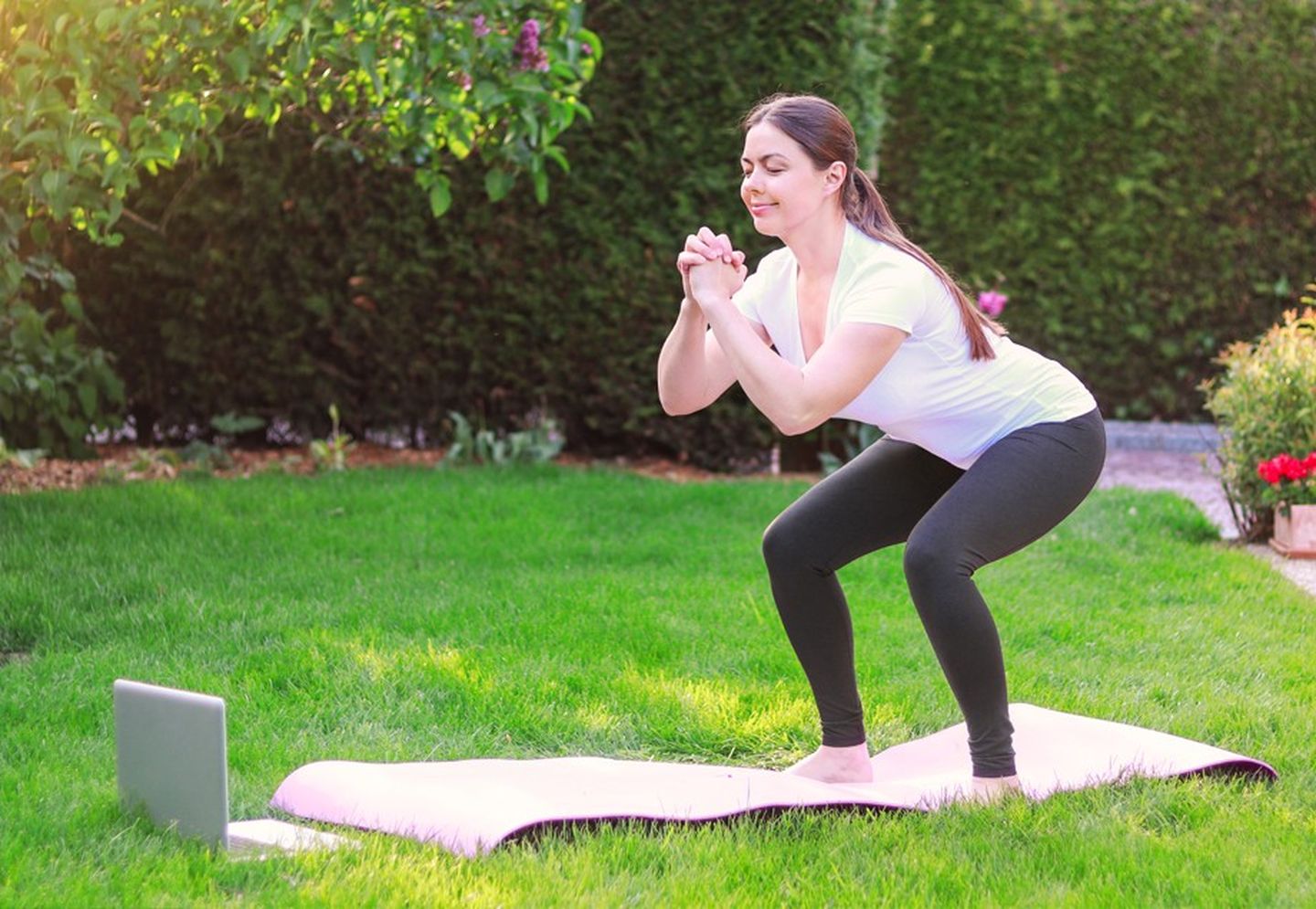 Sport zuhause im Garten: Yoga