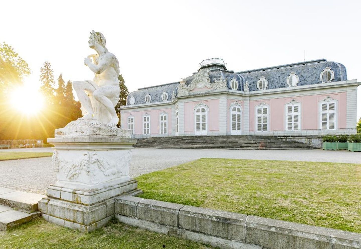 Das Schloss Benrath mit einer Skulptur im Vordergrund.