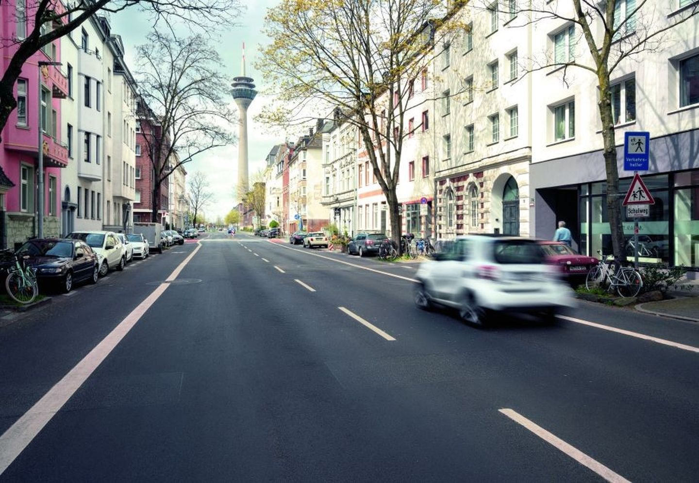 Eine Straße in Düsseldorf-Unterbilk mit direktem Blick auf den Rheinturm.